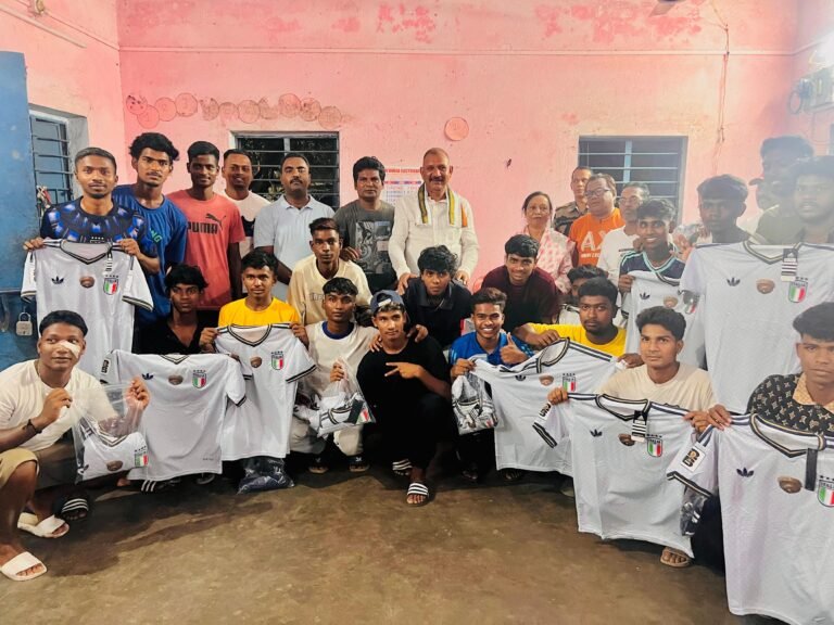 Jamshedpur : धातकीडीह मेडिकल बस्ती में 23 सेट जर्सी का वितरण