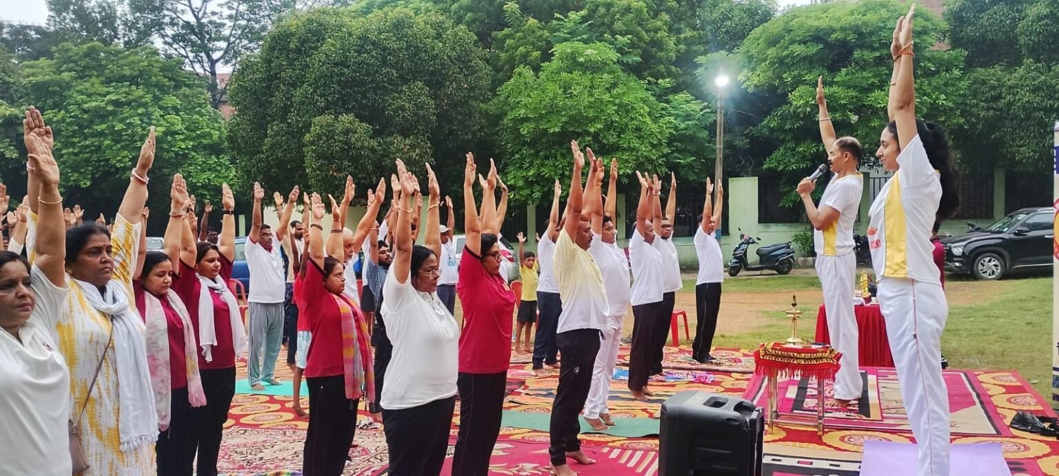 Jamshedpur :योग संबंधी प्रश्नोत्तरी में प्रतिभागियों ने दिखाई भागीदारी, शास्त्राीनगर के जॉगर्स पार्क में लगा शिविर