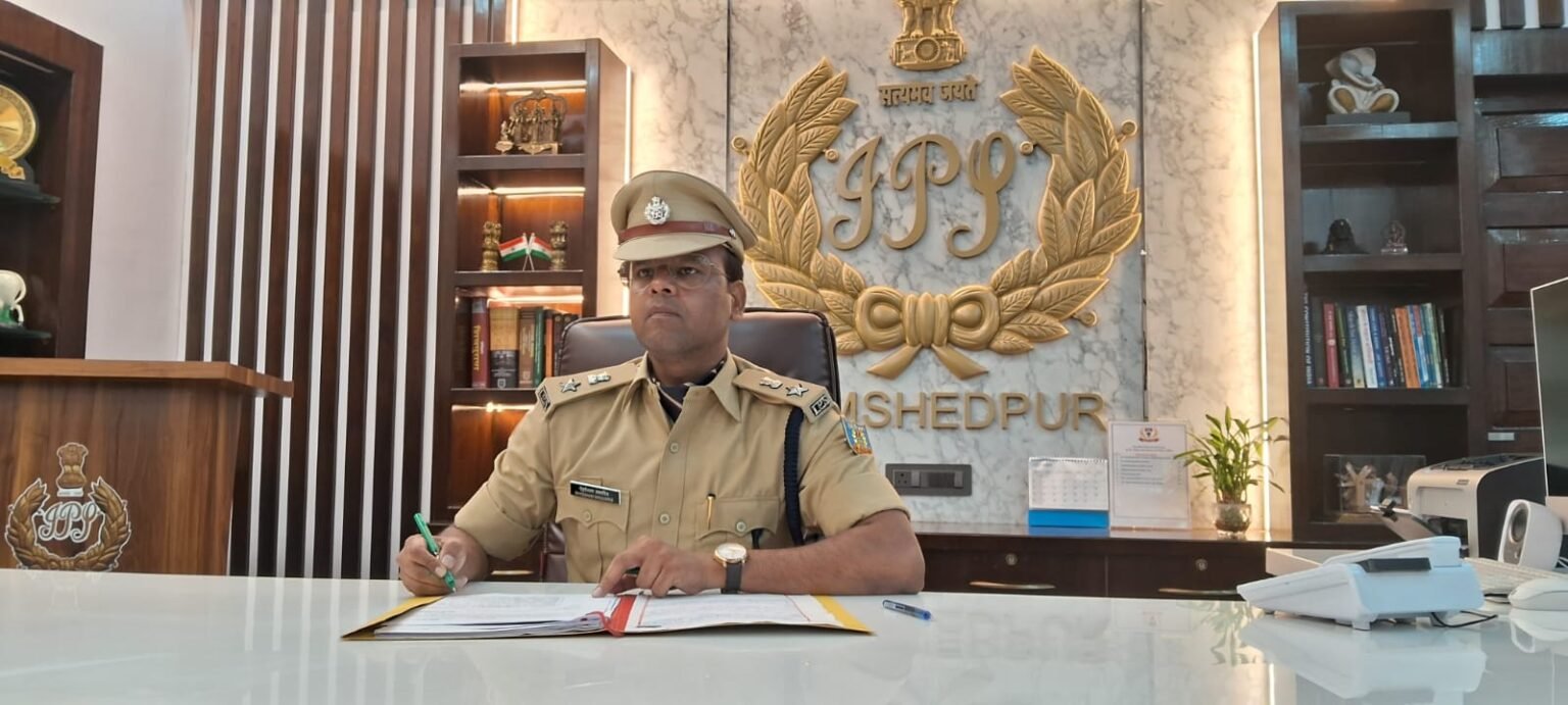Fateh Live Jamshedpur : हिमांशु हत्याकांड : जनआक्रोश के आगे झुका प्रशासन, आधा दर्जन एसआईटी की दबिश हुई तेज, बंद से पहले हाई अलर्ट पर जमशेदपुर, नए एसएसपी भी आये