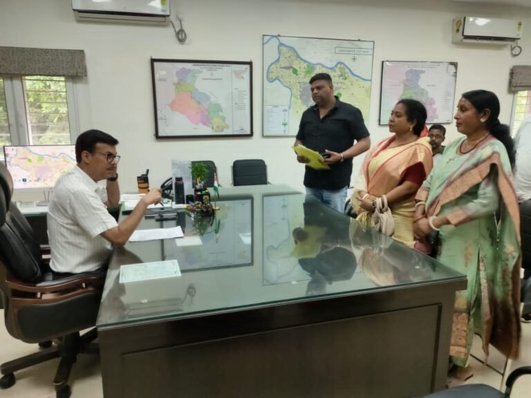 Jamshedpur : हजारों परिवार जलजमाव से बेहाल, करनडीह फाटक की बंद नाली व्यवस्था करने के लिए उपायुक्त से मिलीं पूर्णिमा मल्लिक