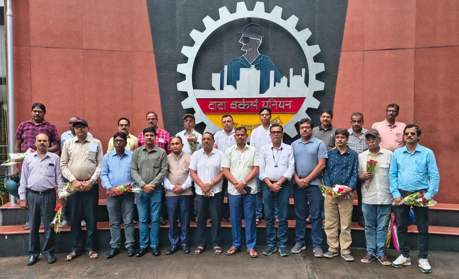Jamshedpur : टाटा वर्कर्स यूनियन ने टाटा स्टील के सेवानिवृत 16 कर्मचारियों को दी विदाई, अध्यक्ष टुन्नू चौधरी की पत्नी के लिए हुई प्रार्थना